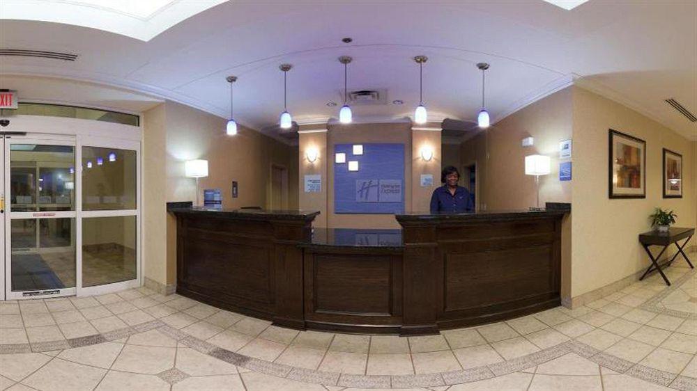 Holiday Inn Express Hotel & Suites Dublin By Ihg Екстериор снимка