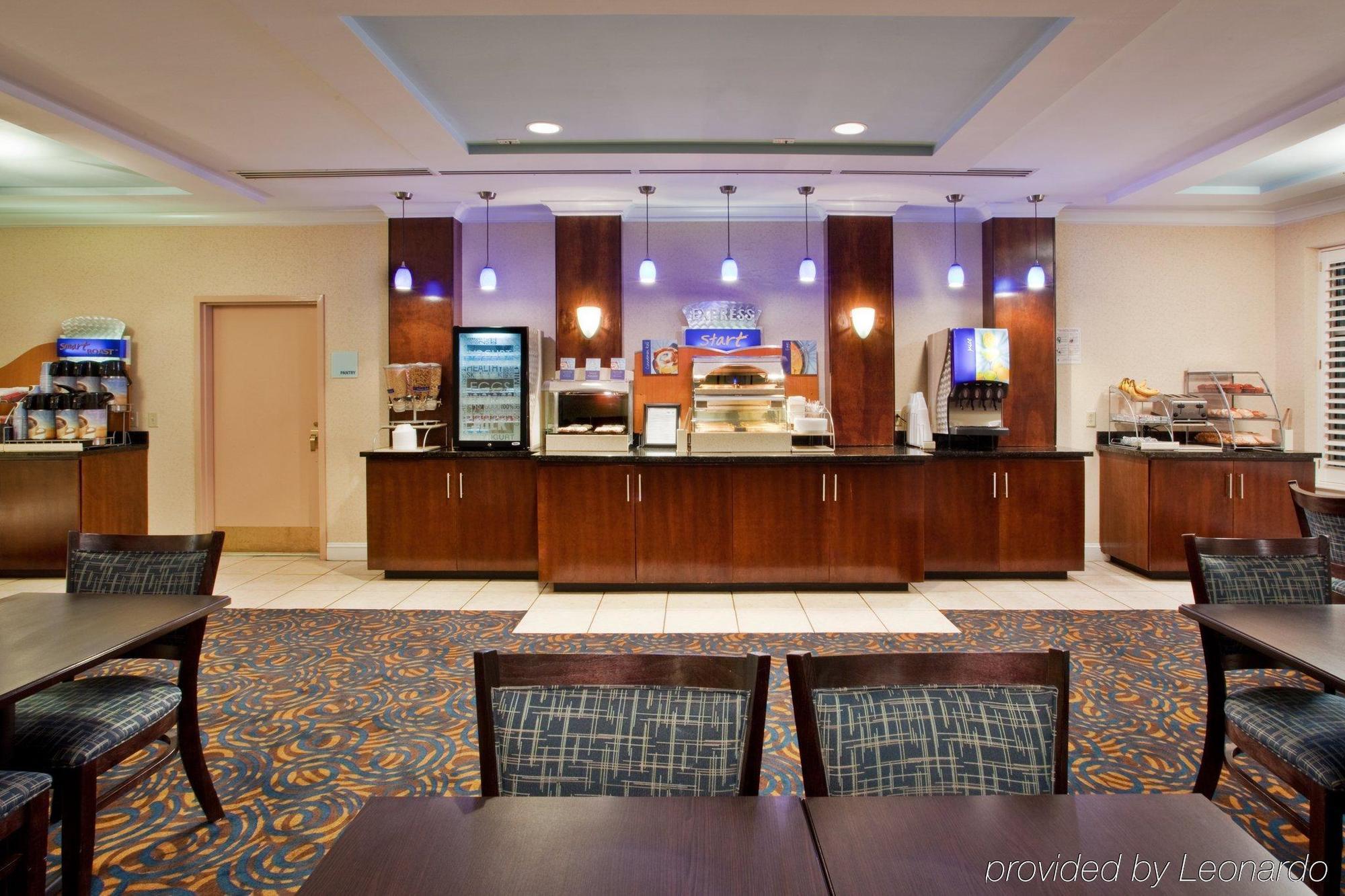 Holiday Inn Express Hotel & Suites Dublin By Ihg Екстериор снимка