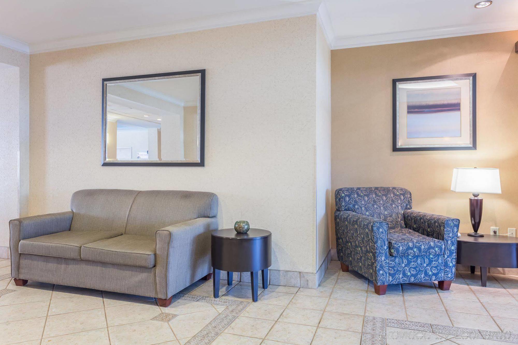 Holiday Inn Express Hotel & Suites Dublin By Ihg Екстериор снимка