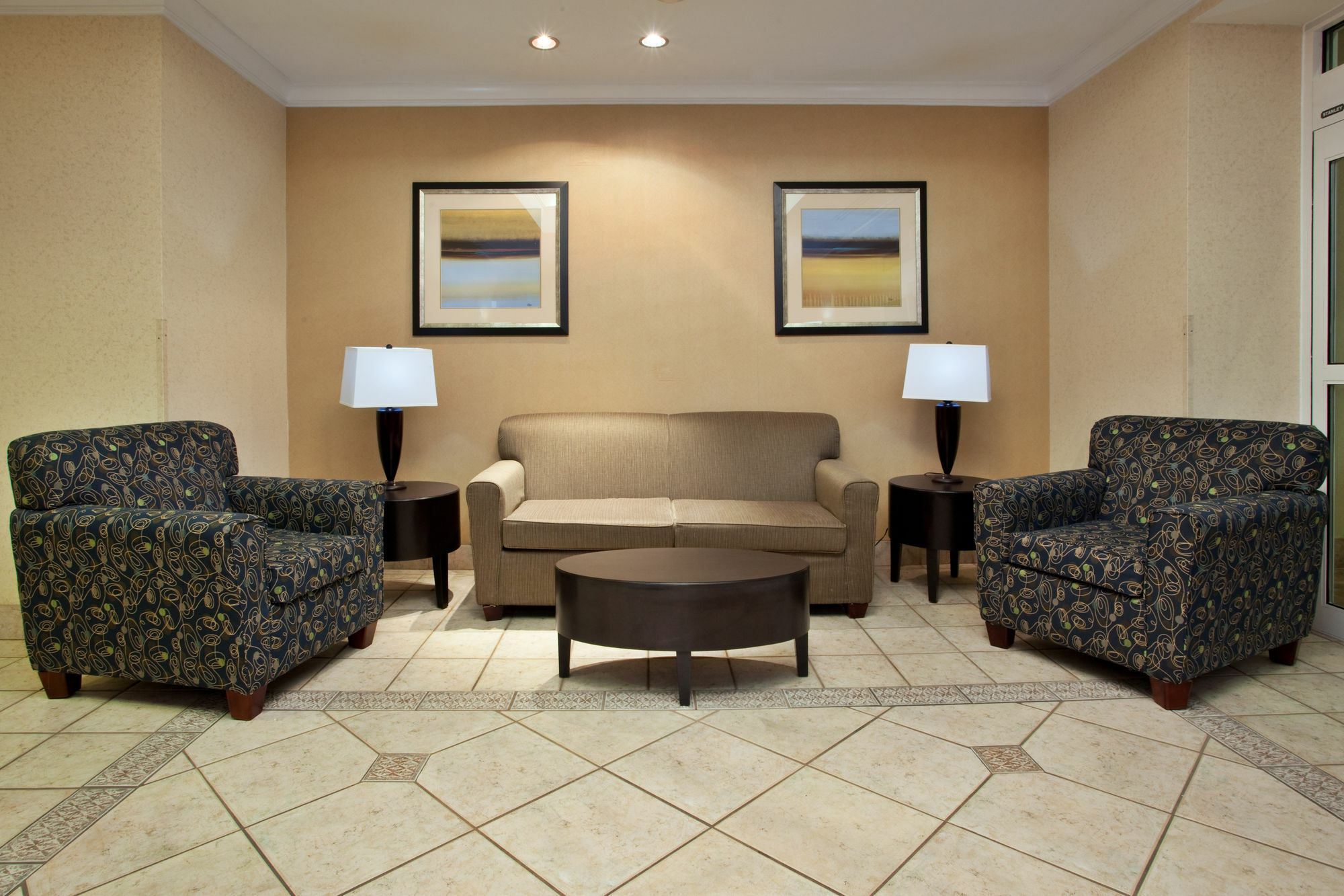 Holiday Inn Express Hotel & Suites Dublin By Ihg Екстериор снимка